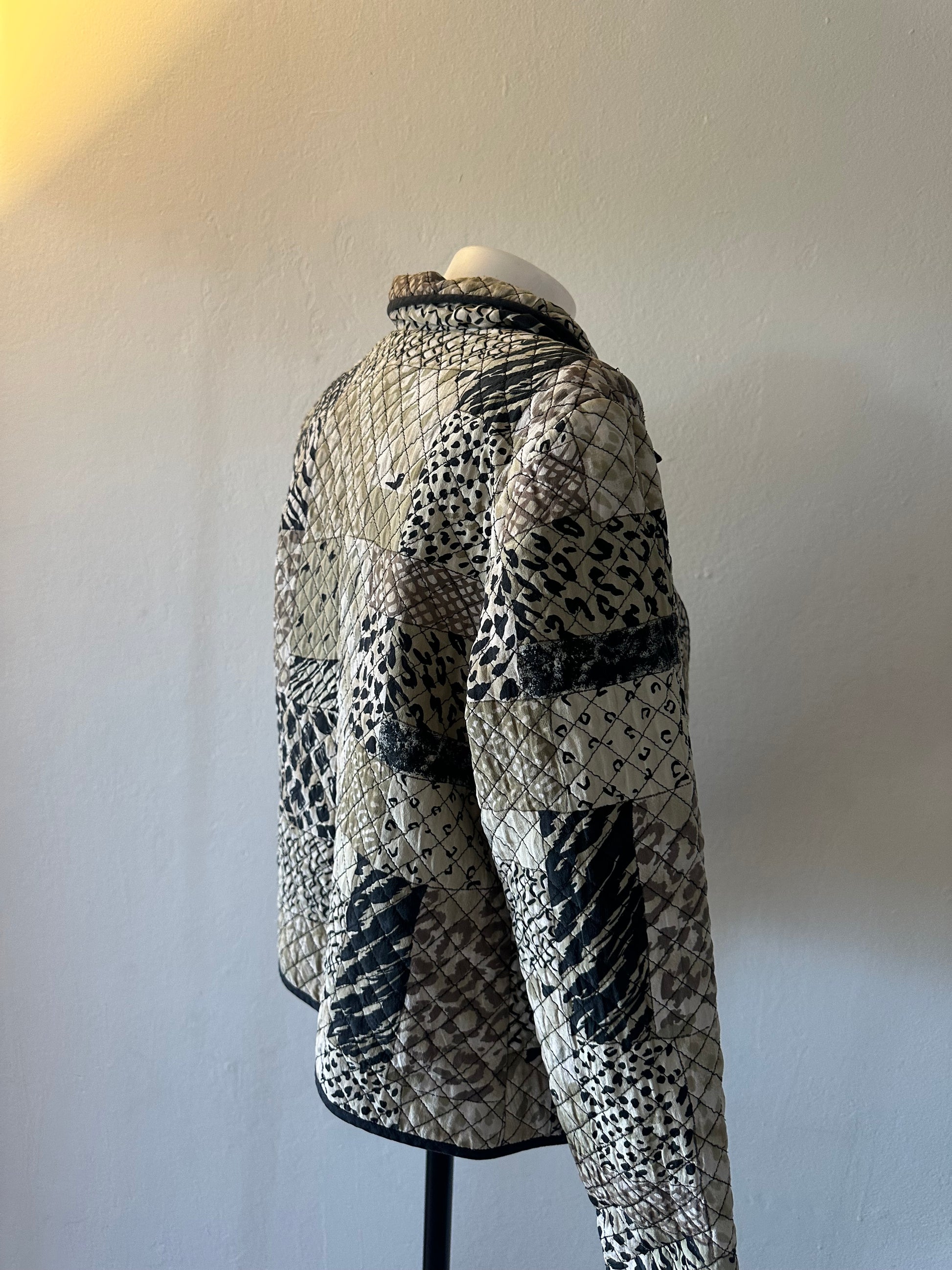 Vintage Silk Quilted Jacket With Zipper Closure And Button Cuffs | Women’s 6