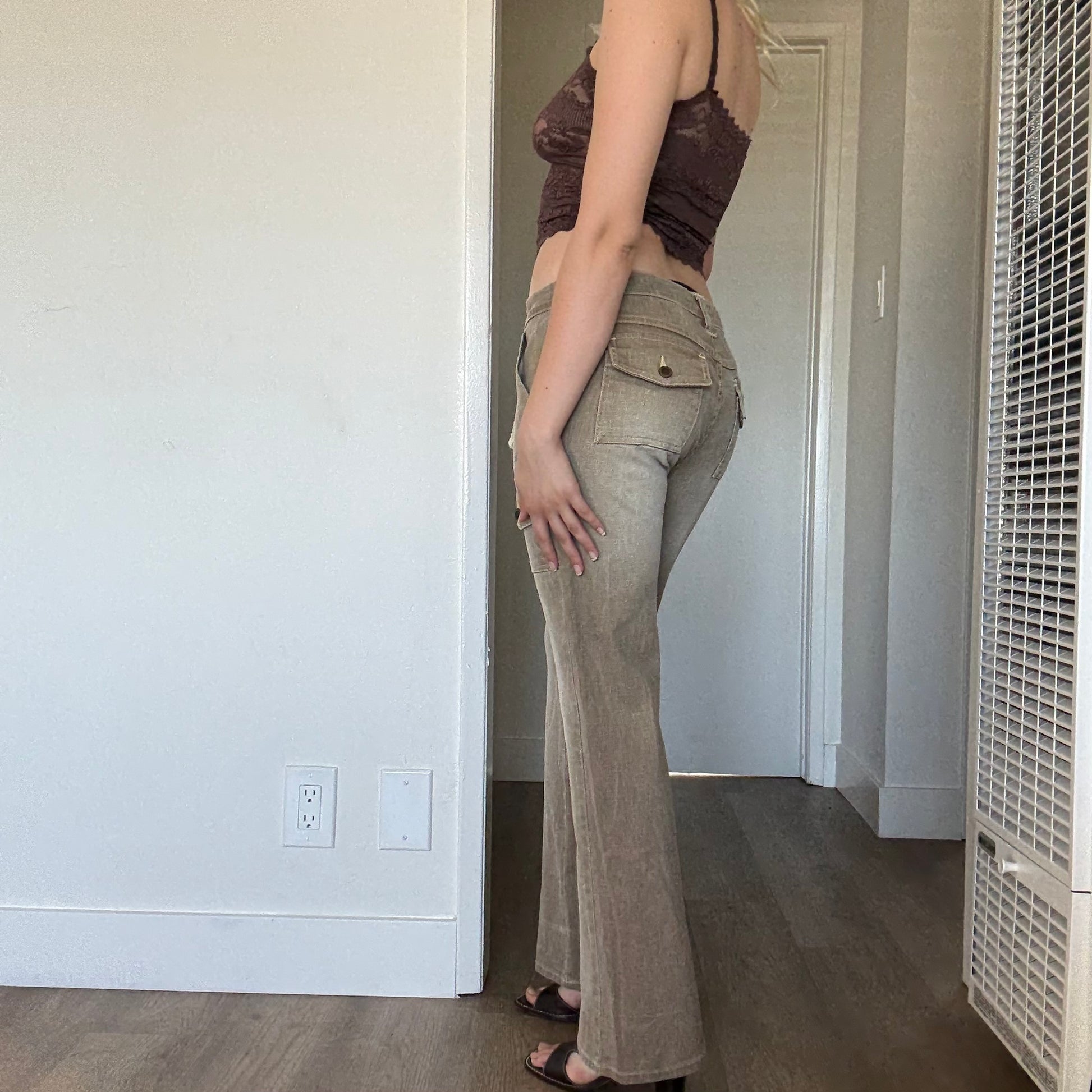Tan and cream cargo pants | #y2k #lowrise