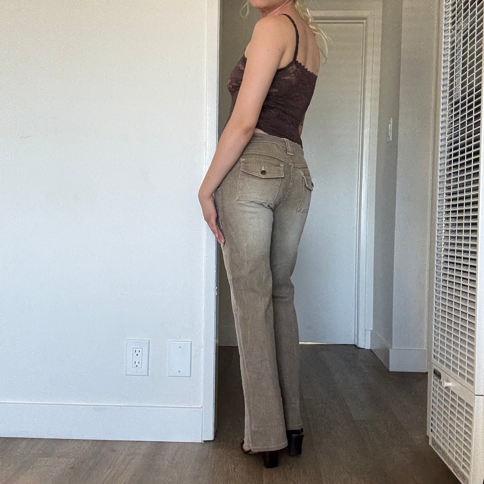 Tan and cream cargo pants | #y2k #lowrise