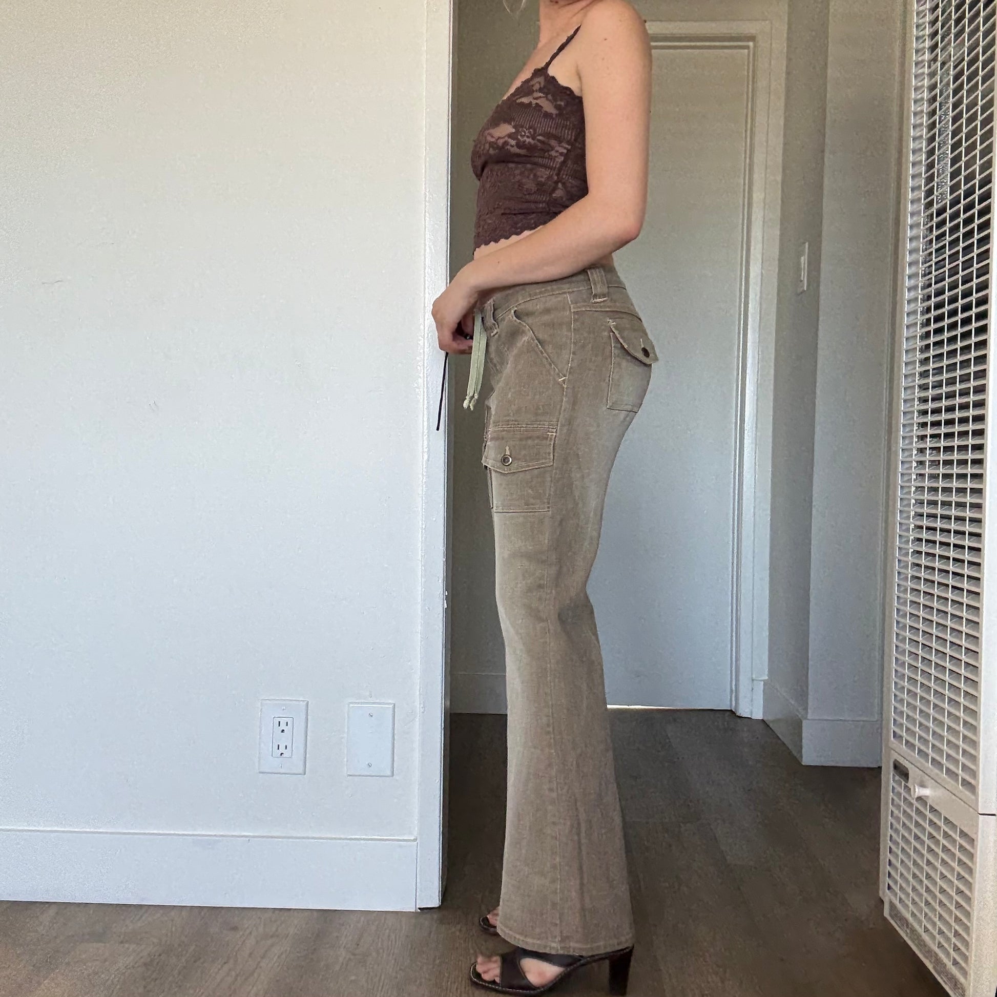 Tan and cream cargo pants | #y2k #lowrise